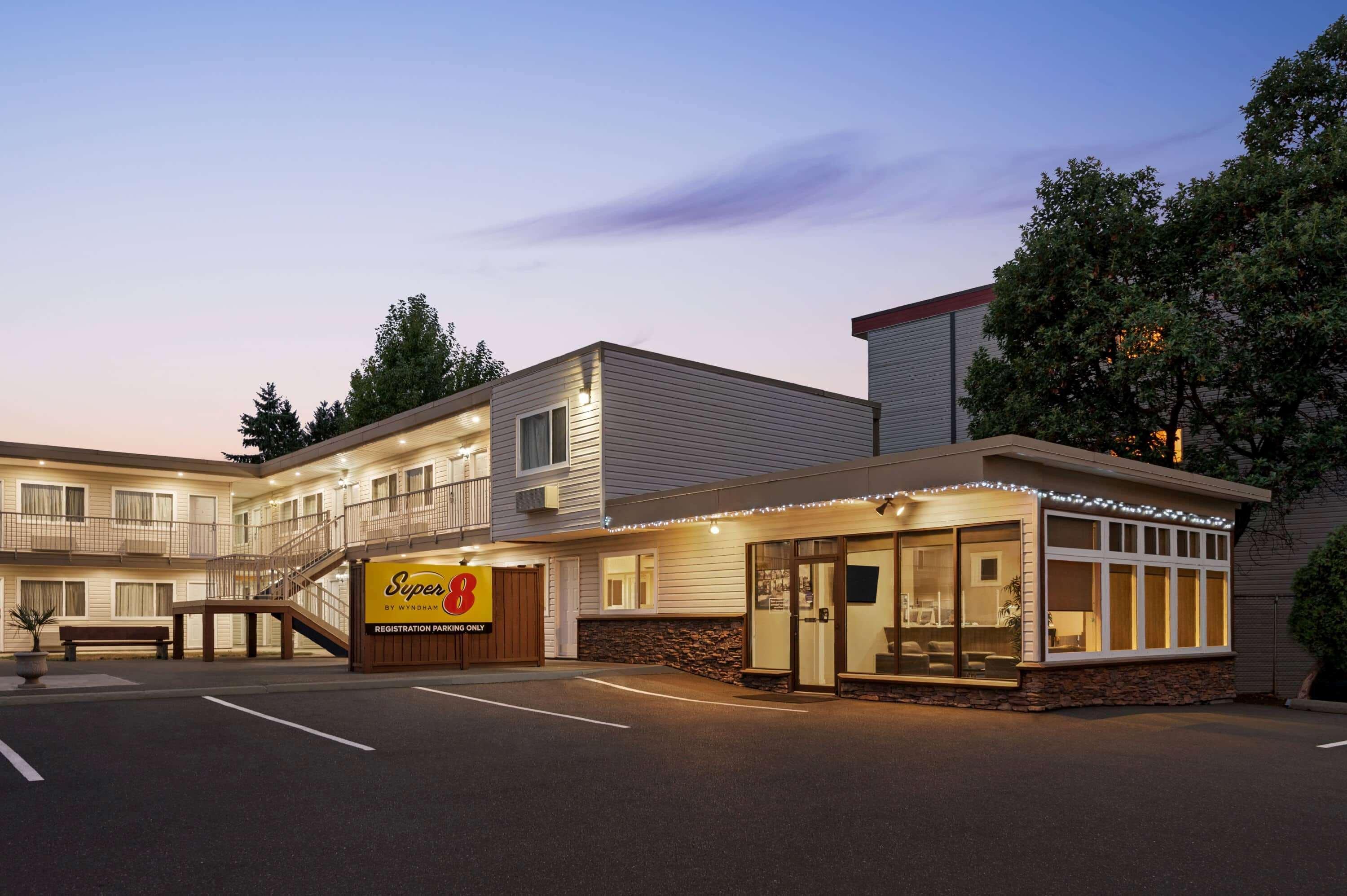 Super 8 By Wyndham Courtenay Eksteriør billede